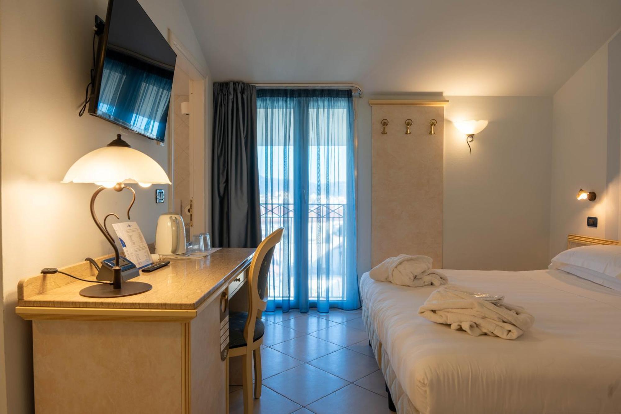 Hotel London Viareggio Exterior photo